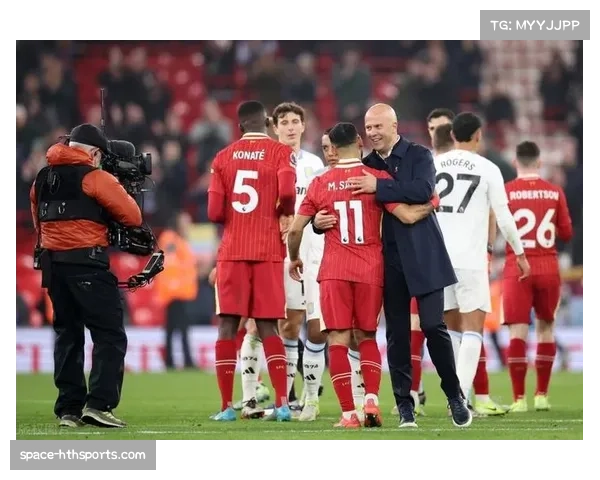 曼联球员客场战胜利物浦后疲惫归队 赛季征程仍需全力以赴
