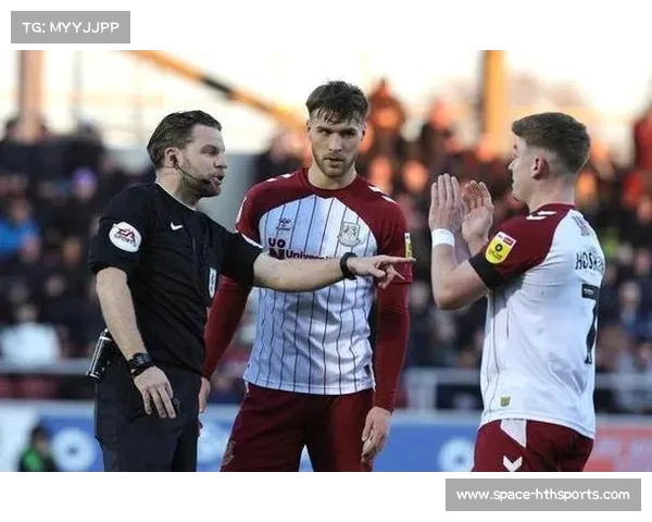 英超裁判判罚再掀热议 多场比赛争议判决引发球迷讨论