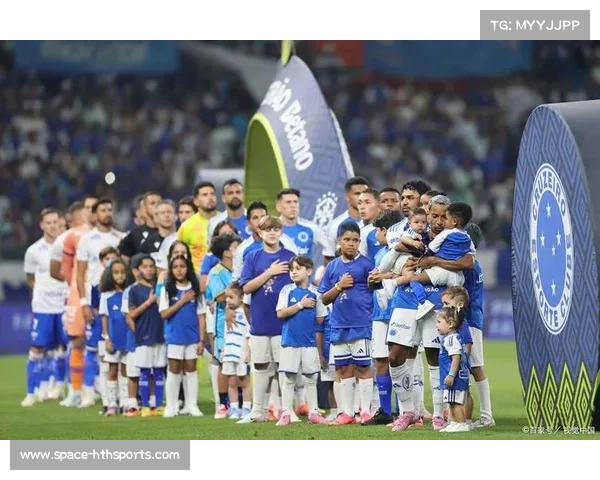 足球社区活动:巴黎圣日耳曼球员访问当地小学,推广青少年足球。 足球社区活动:巴黎圣日耳曼球员访问当地小学,推广青少年足球。